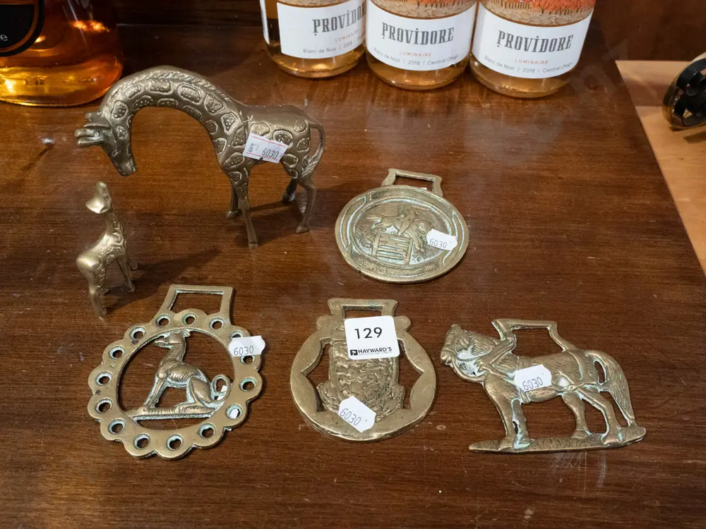 horse brasses, 2x giraffe figurines H110 Image 1++