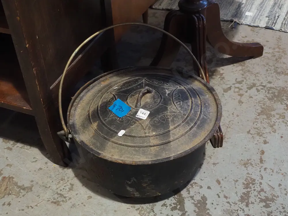 large cast iron camp oven - needs attention Diam380 Image 1++