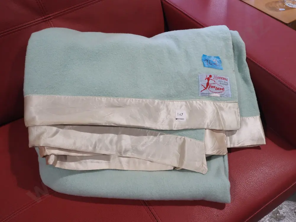 Fontana green woollen blanket Image 1++