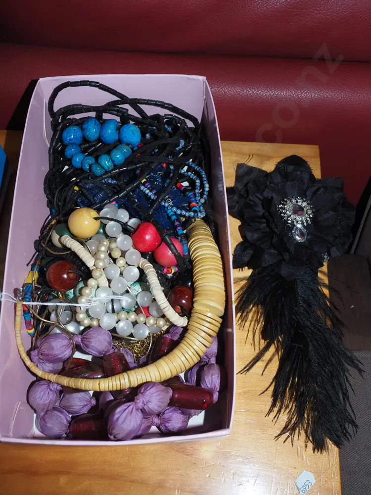 box of costume jewellery Image 1++