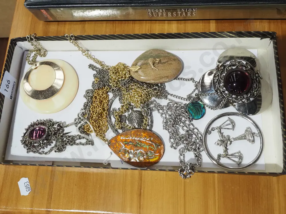 tray of costume jewellery Image 1++