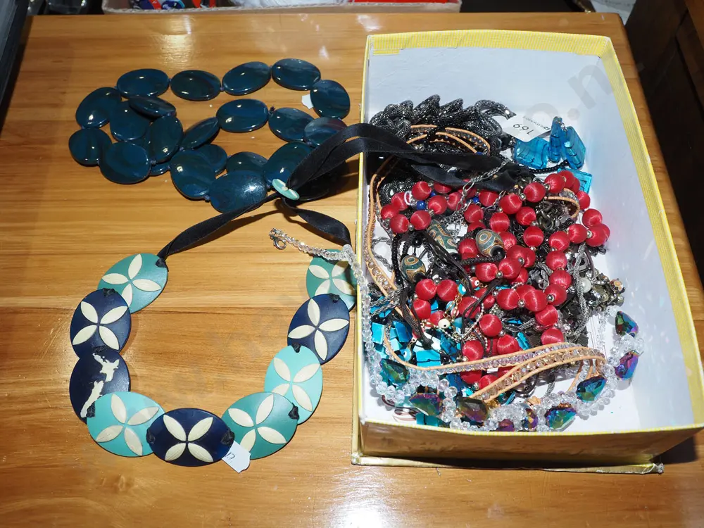 box of costume jewellery Image 1++