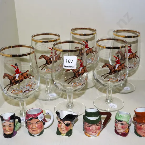 6x hunting themed and gold wine glasses, 6x small toby jugs