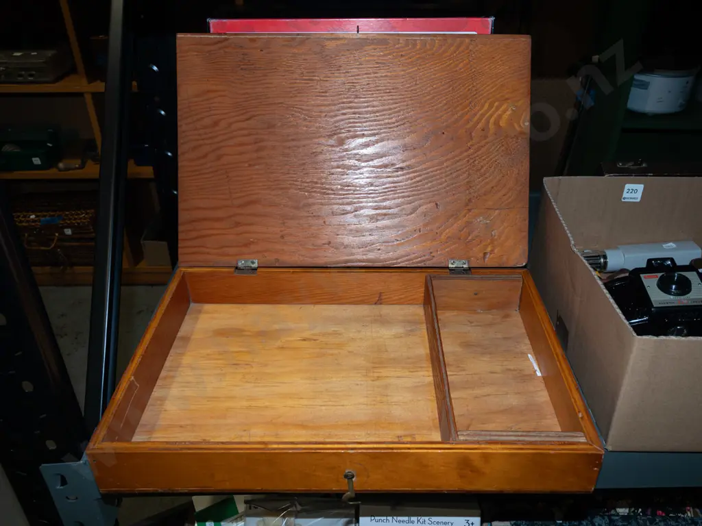 oregon slide projector/case Image 1++