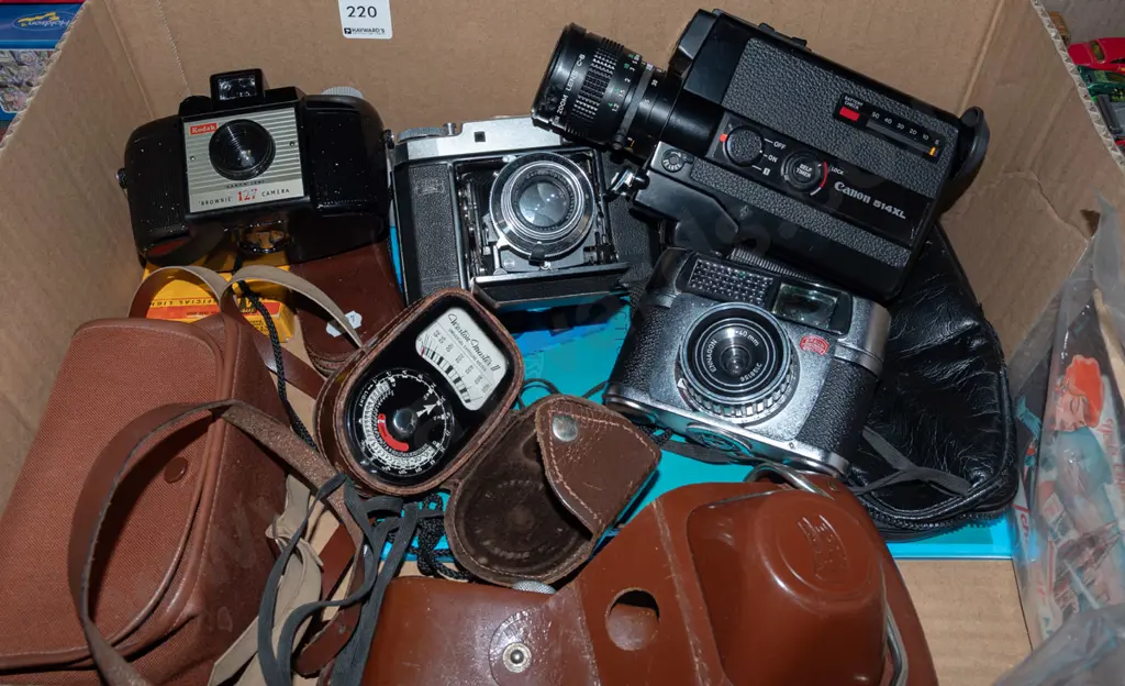 box; Zeiss Super Ikonta and other vintage film cameras, Canon 8mm cine camera, light meter etc Image 1++