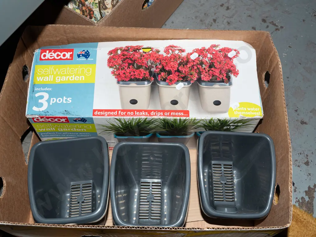 box; 3x self watering wall garden pots Image 1++