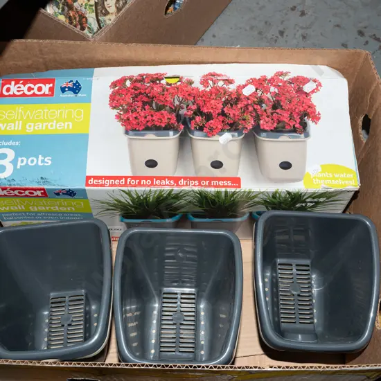 box; 3x self watering wall garden pots