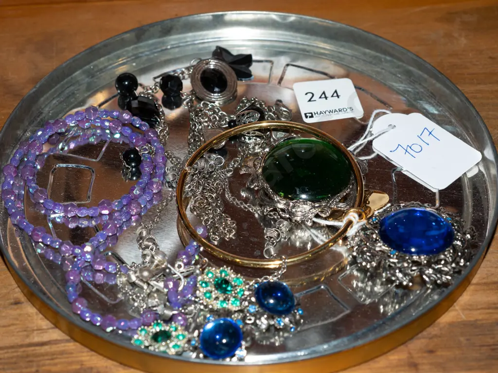 tray of costume jewellery Image 1++