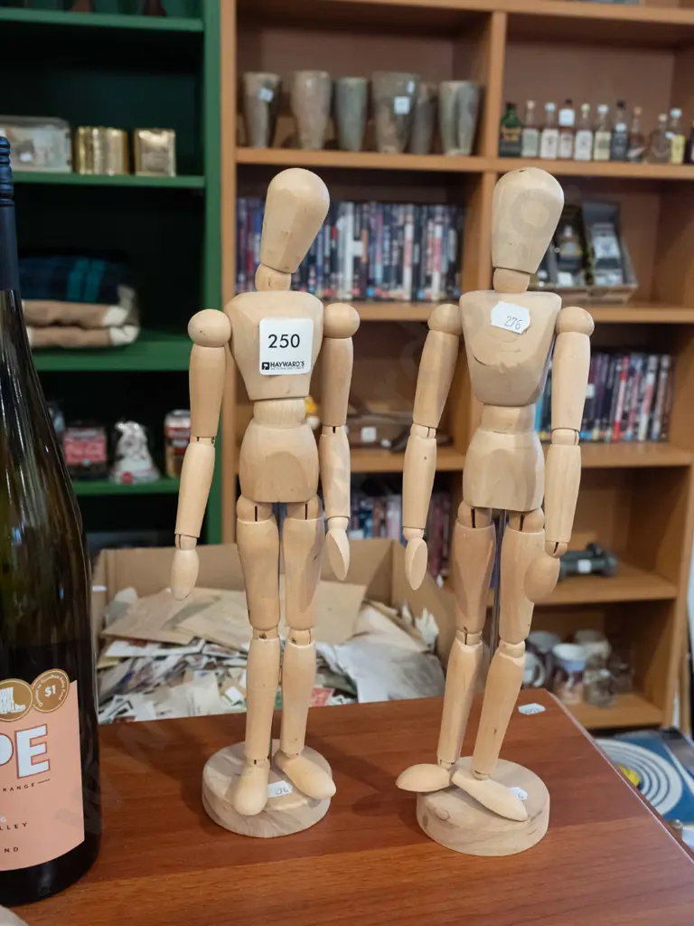 2x wooden articulated artist's dolls H330 Image 1++