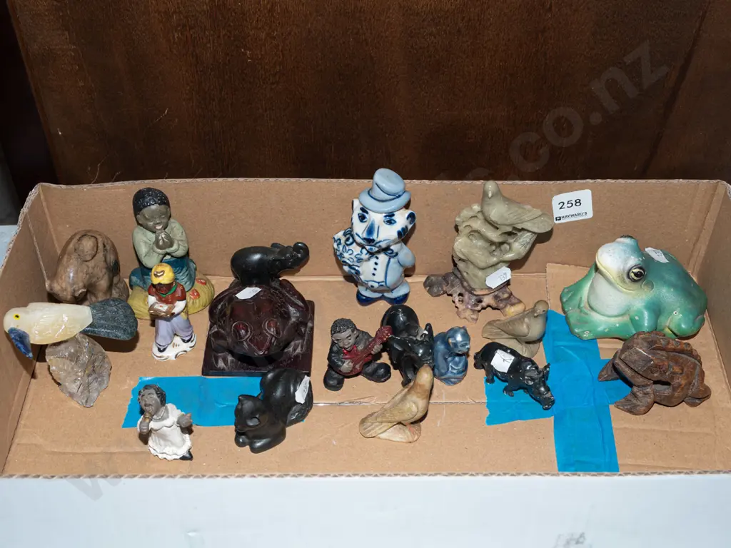box; various figurines Image 1++