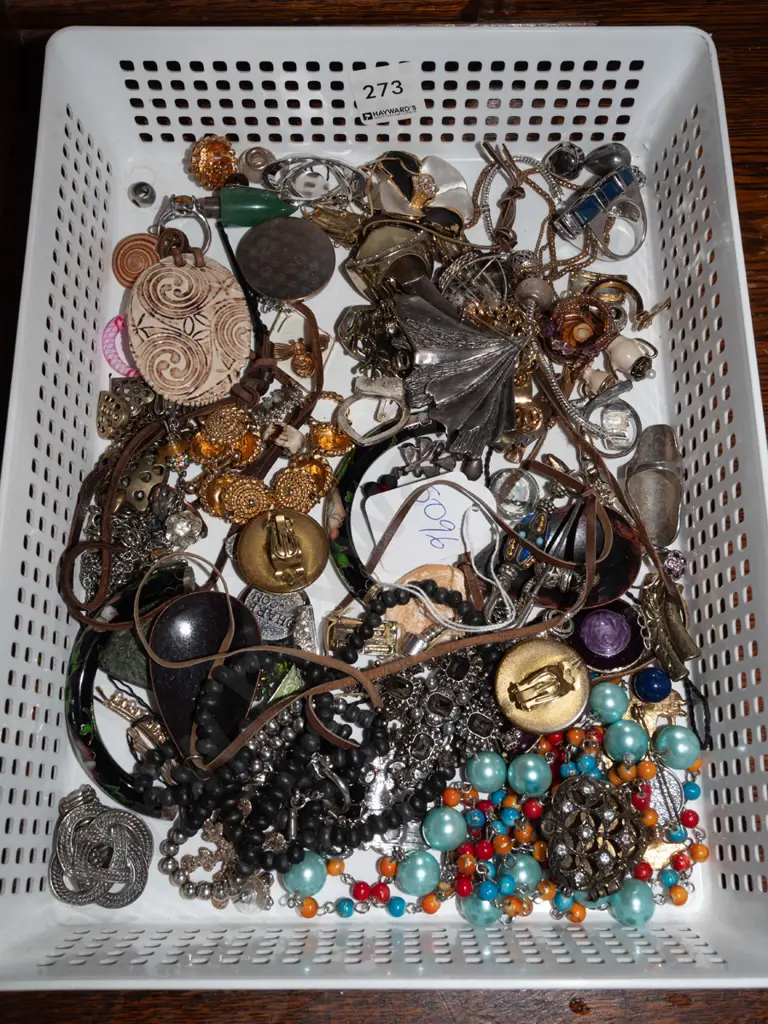tray of costume jewellery Image 1++