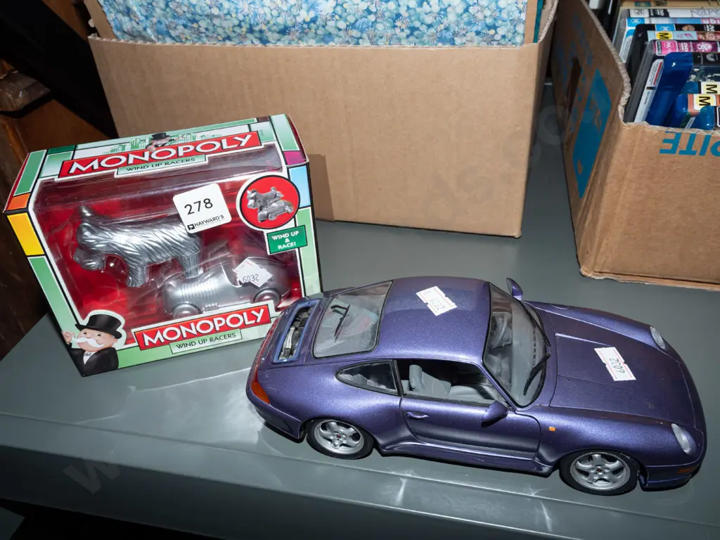box; Monopoly wind up racers, diecast model of a Porsche 911 Image 1++