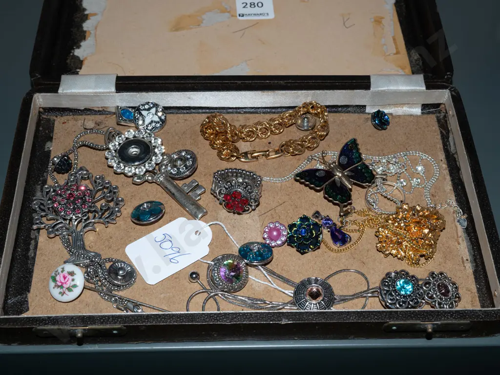 tray of costume jewellery Image 1++