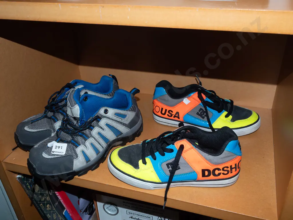 pair of Tread Lite size 4 sneakers, pair of DC sneakers Image 1++