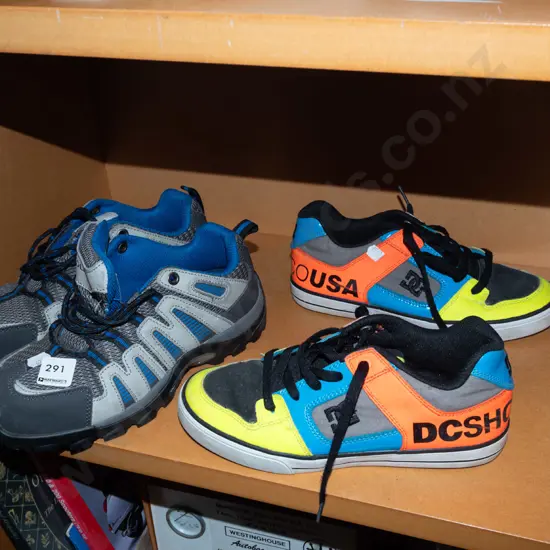 pair of Tread Lite size 4 sneakers, pair of DC sneakers