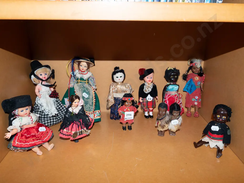 shelf; dolls of the world Image 1++