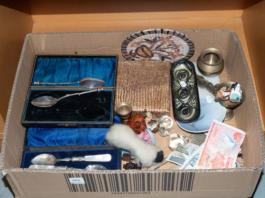 box; cased cutlery, figurines, bank notes etc Image 1++