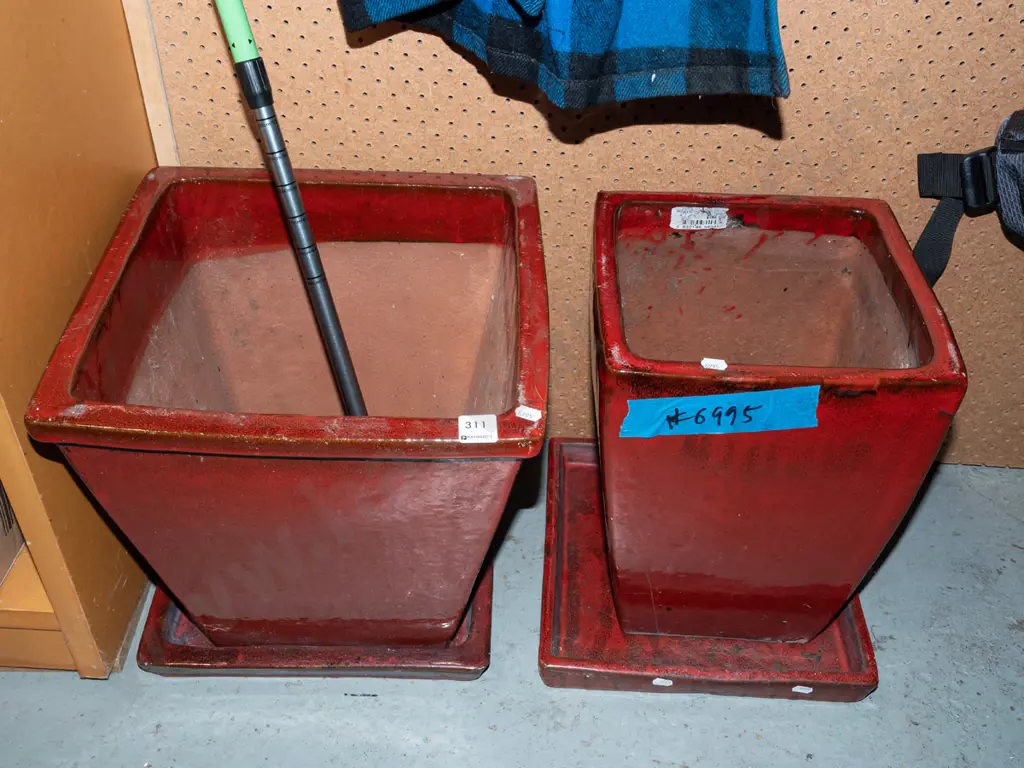 pair of red glazed terracotta planters H360 Image 1++