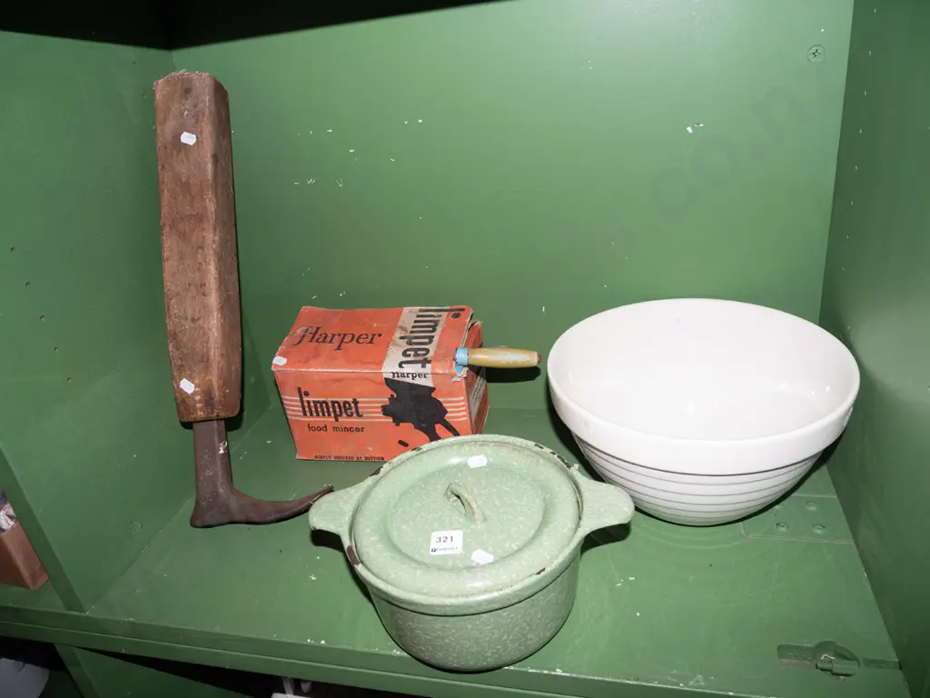 shoe last, bench top mincer, lidded casserole, mixing bowl Diam275 Image 1++