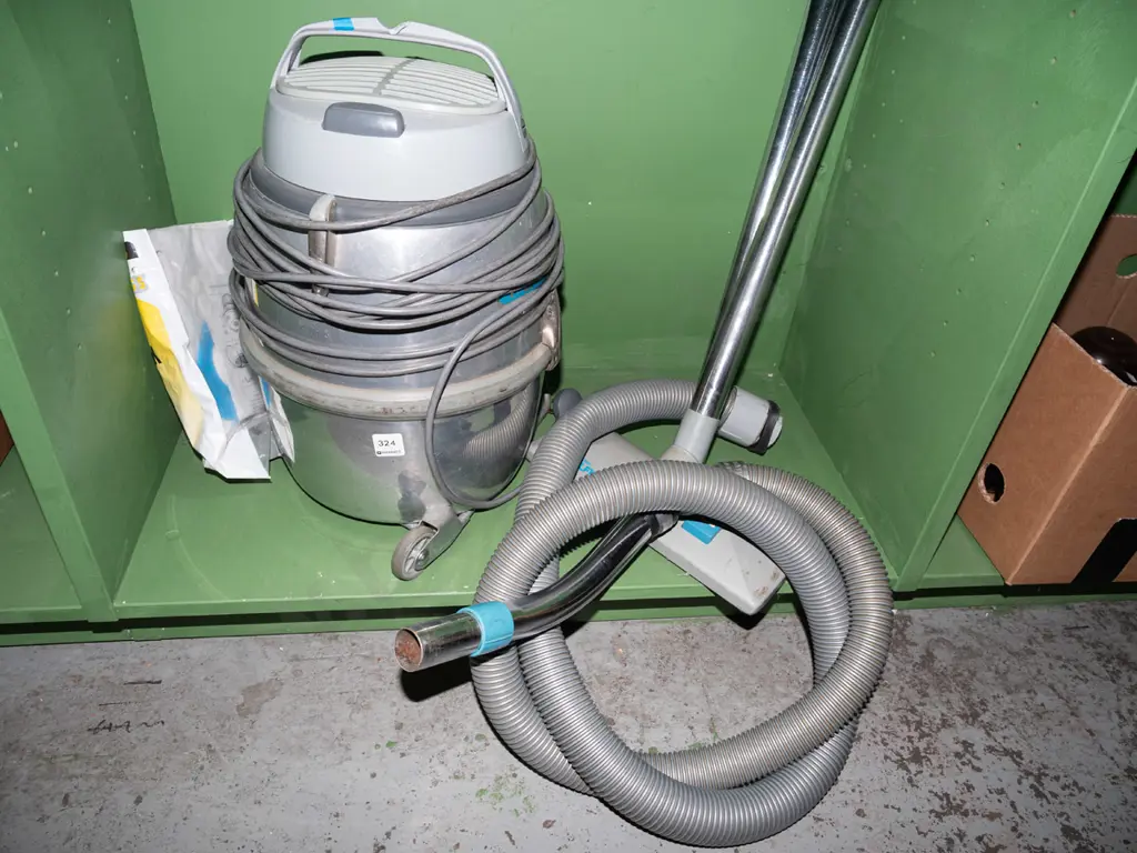 Nilfisk vacuum cleaner with additional bags Image 1++