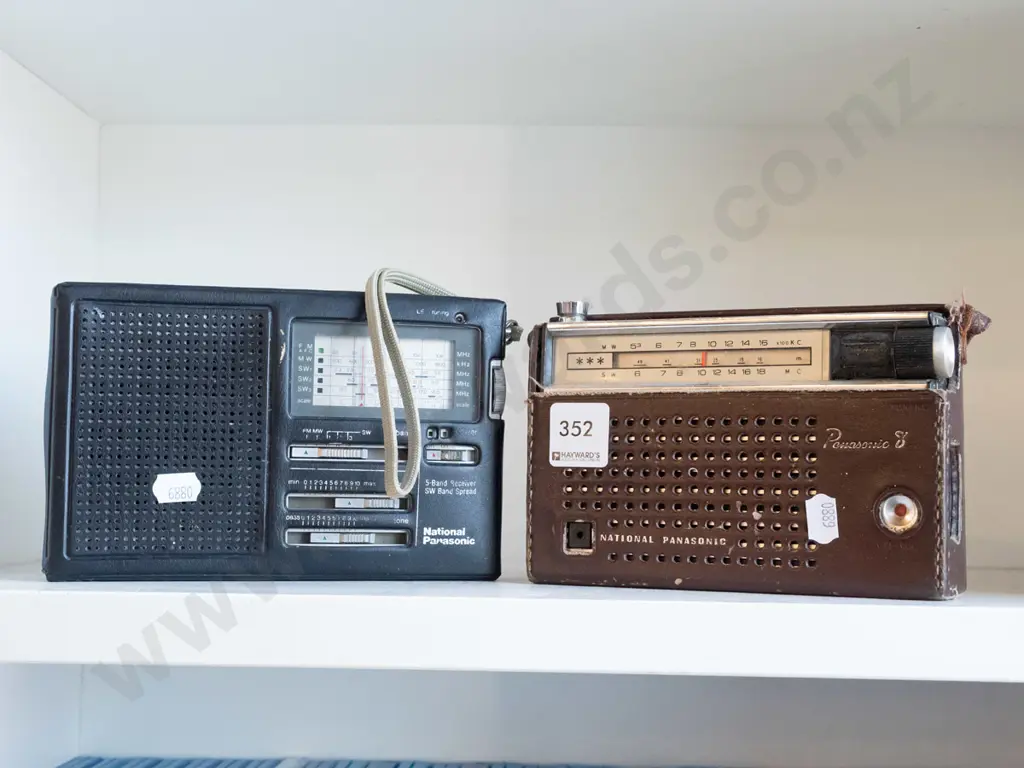 2x transistor radios - as is no returns Image 1++