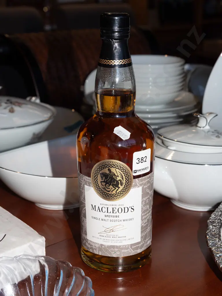 700ml MacLeod's Scotch whisky Image 1++