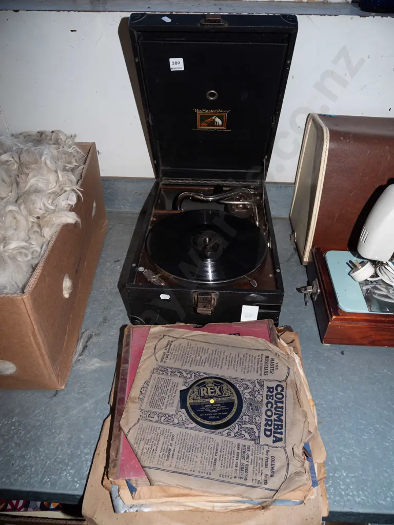 gramophone and 78s Image 1++