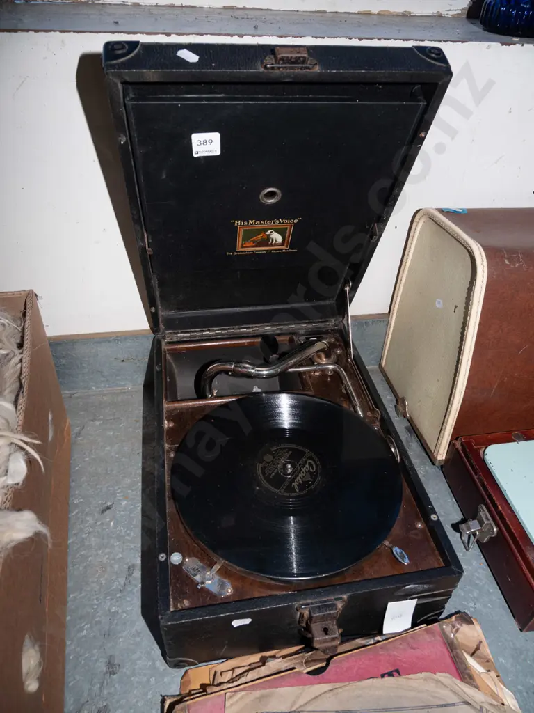 gramophone and 78s Image 1++
