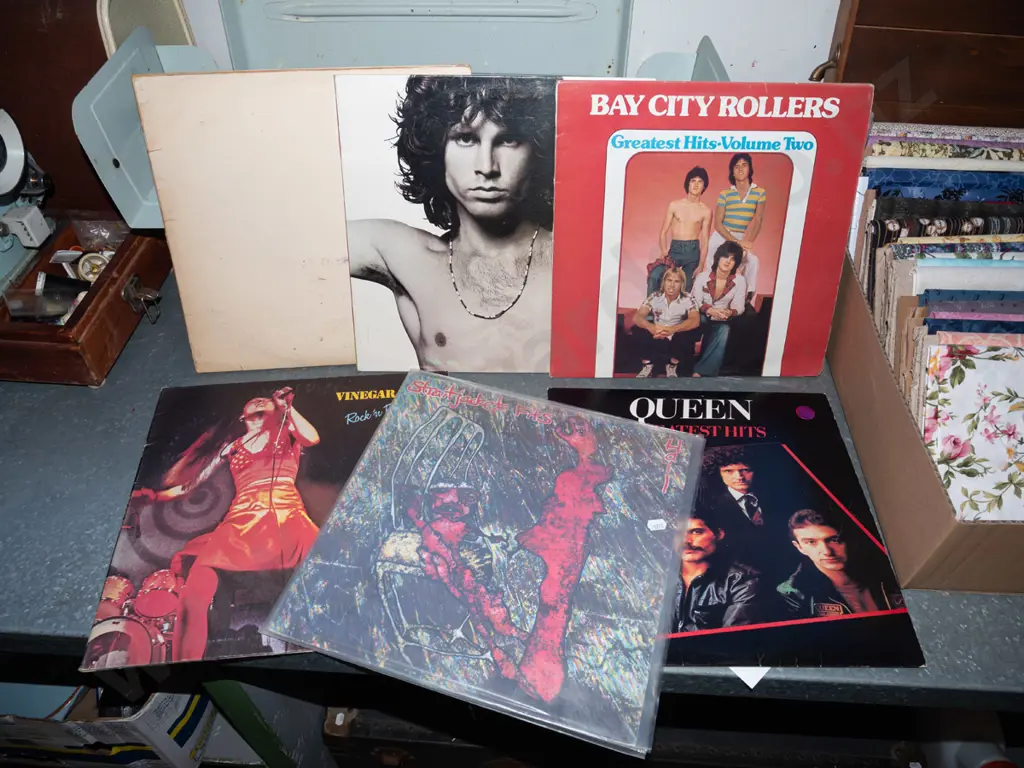 box of fabric pieces Image 1++