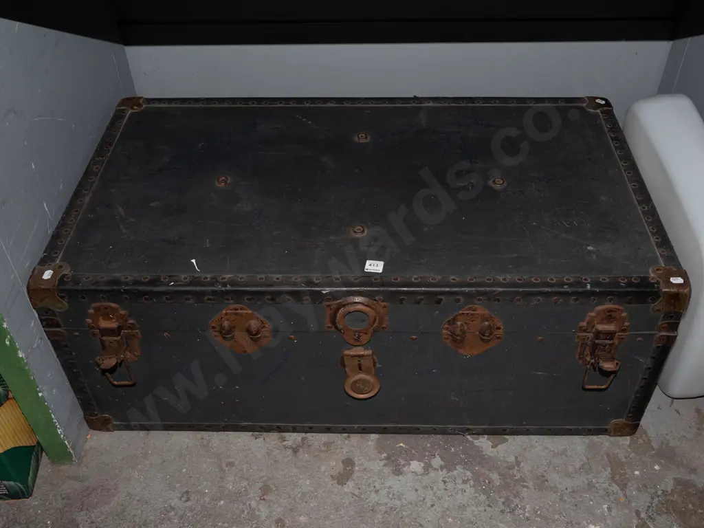 vintage travellers trunk - some rust H350 W920 D520 Image 1++