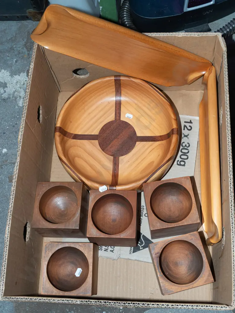 box; turned wooden bowls, rimu serving trays Image 1++