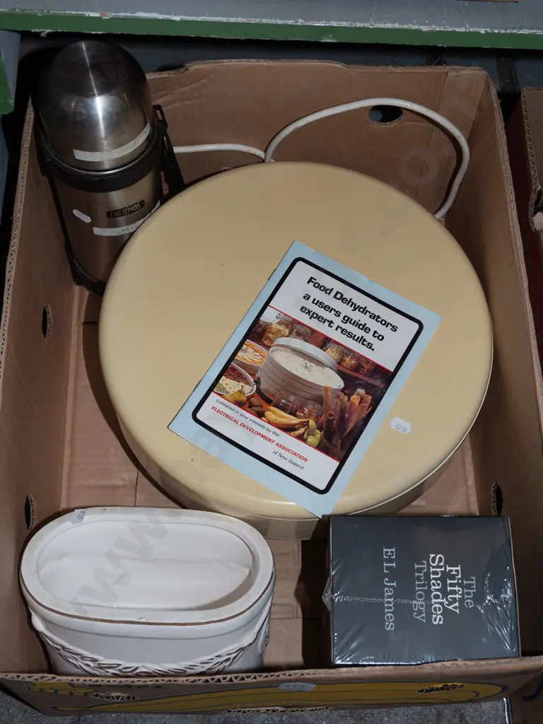 box; food dehydrator, thermos, 50 shades of grey trilogy Image 1++