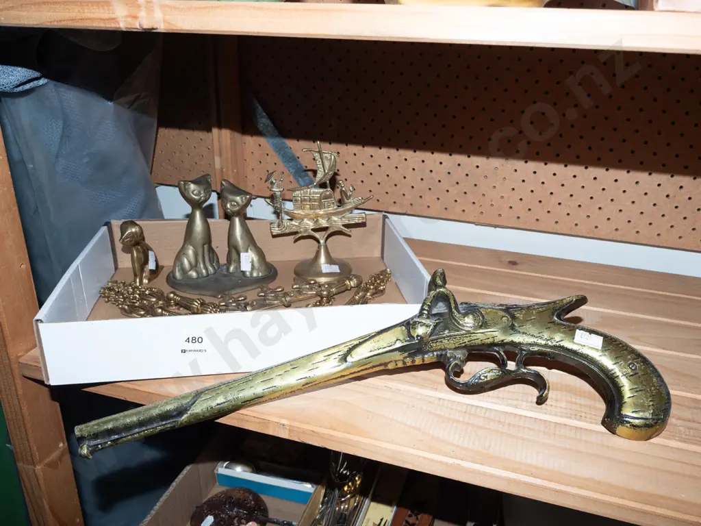 box; brass ware, wall mounted alloy flintlock pistol Image 1++