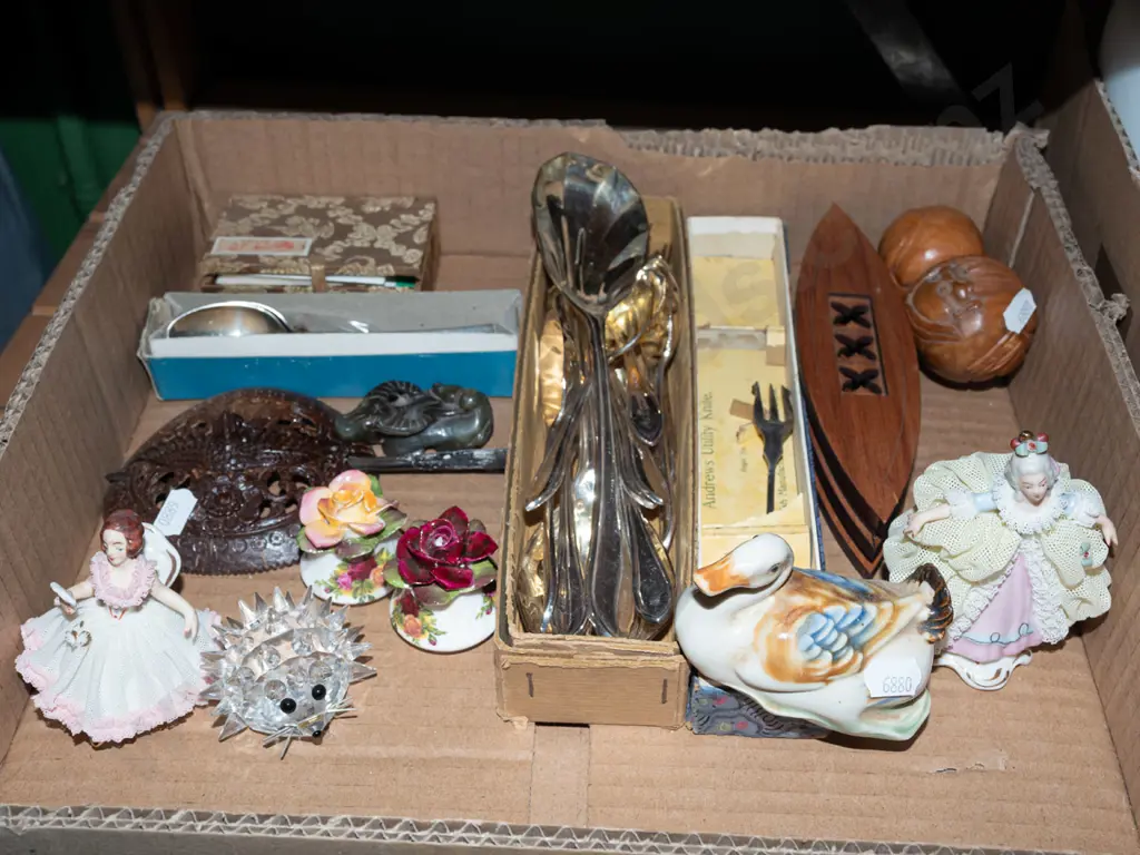 box; cutlery, figurines etc Image 1++
