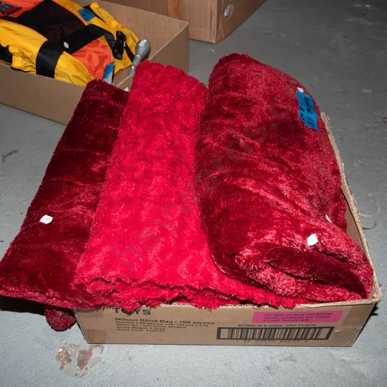 box; 3x synthetic throws