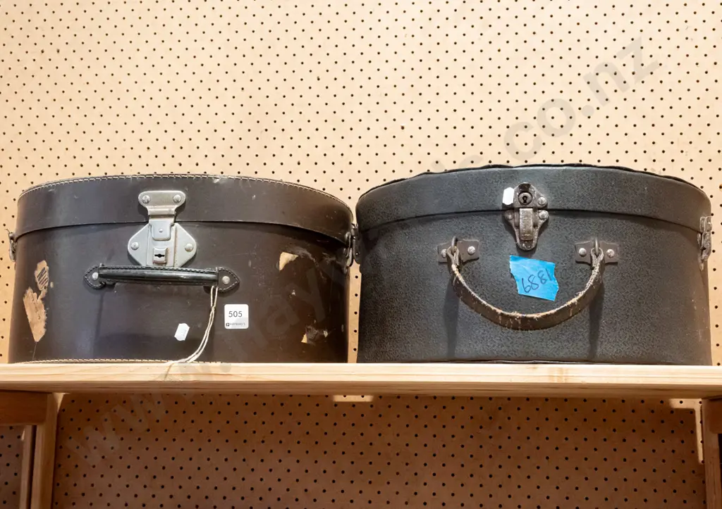 2x hat boxes Image 1++