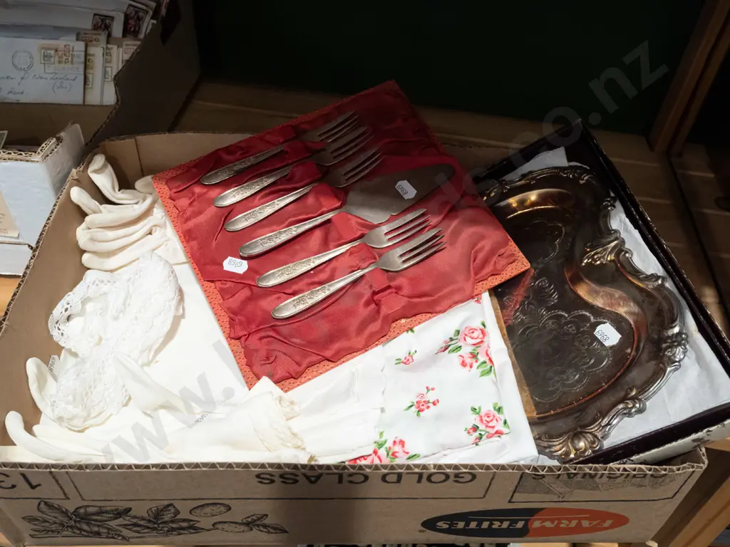 box; plated tray, cake server, linen etc Image 1++