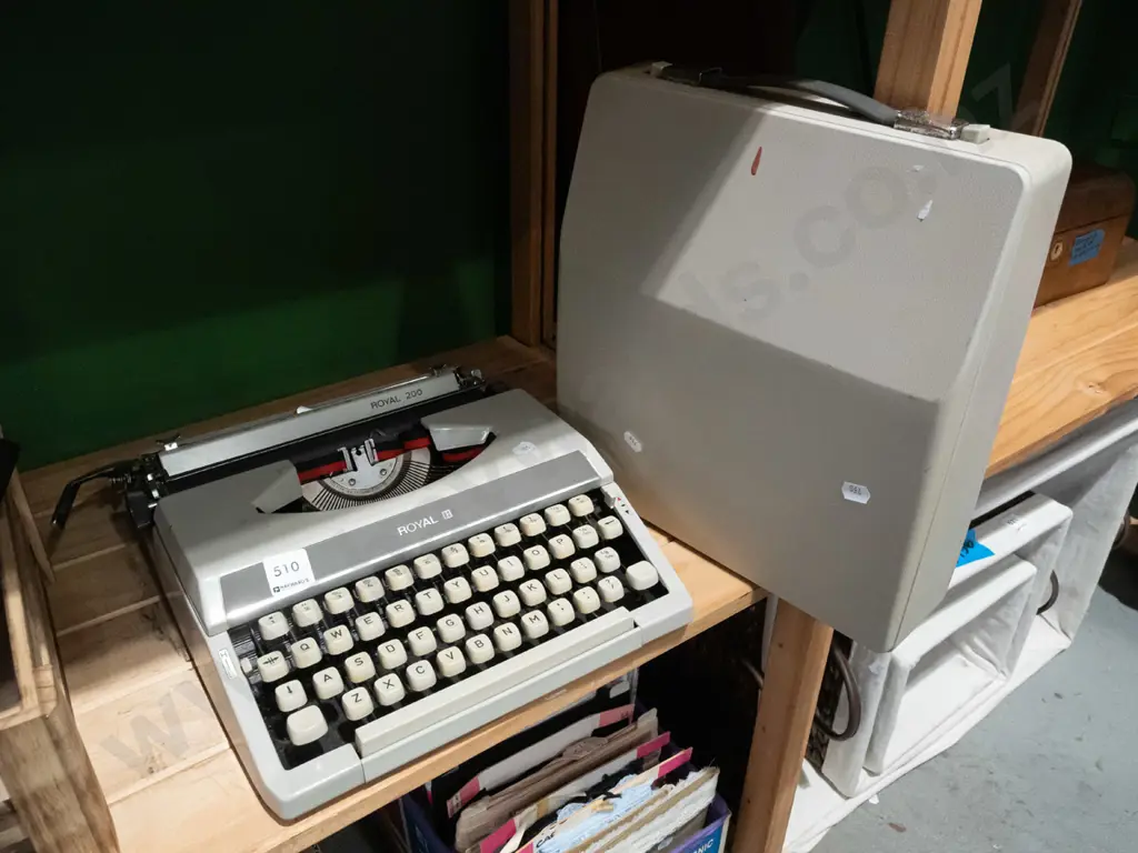 Royal typewriter Image 1++
