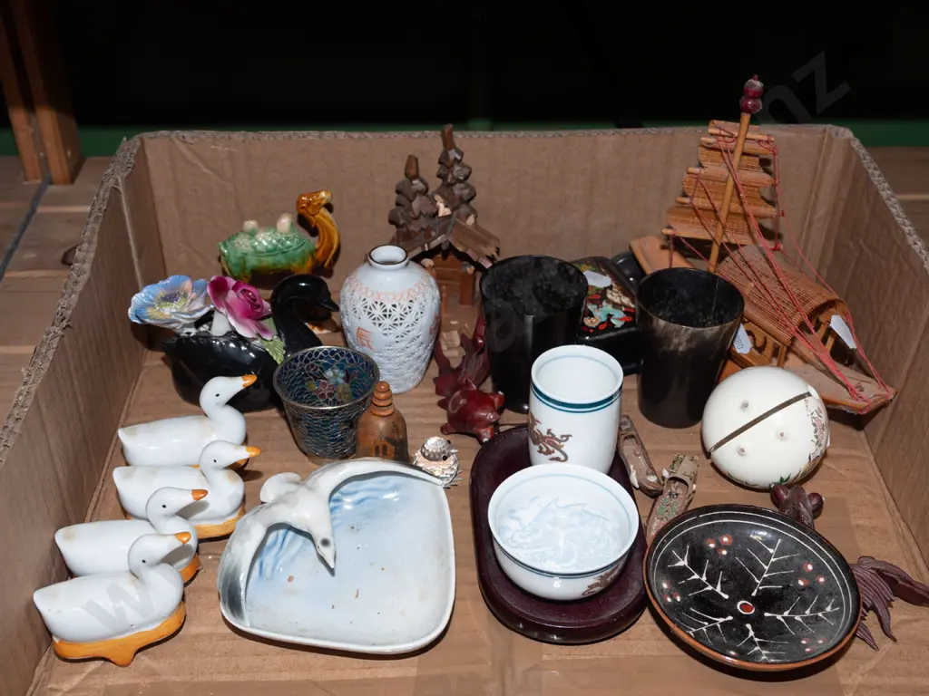 box; duck figurines, small model sampan, ashtray etc Image 1++