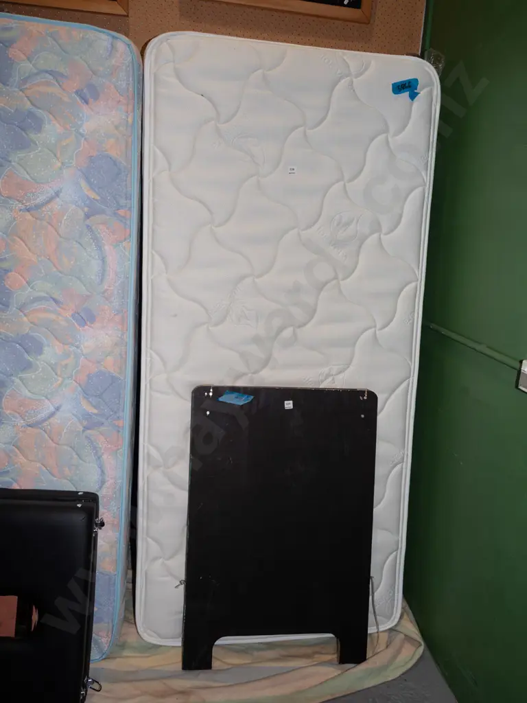 Bedpost Eureka single bed base and mattress Image 1++