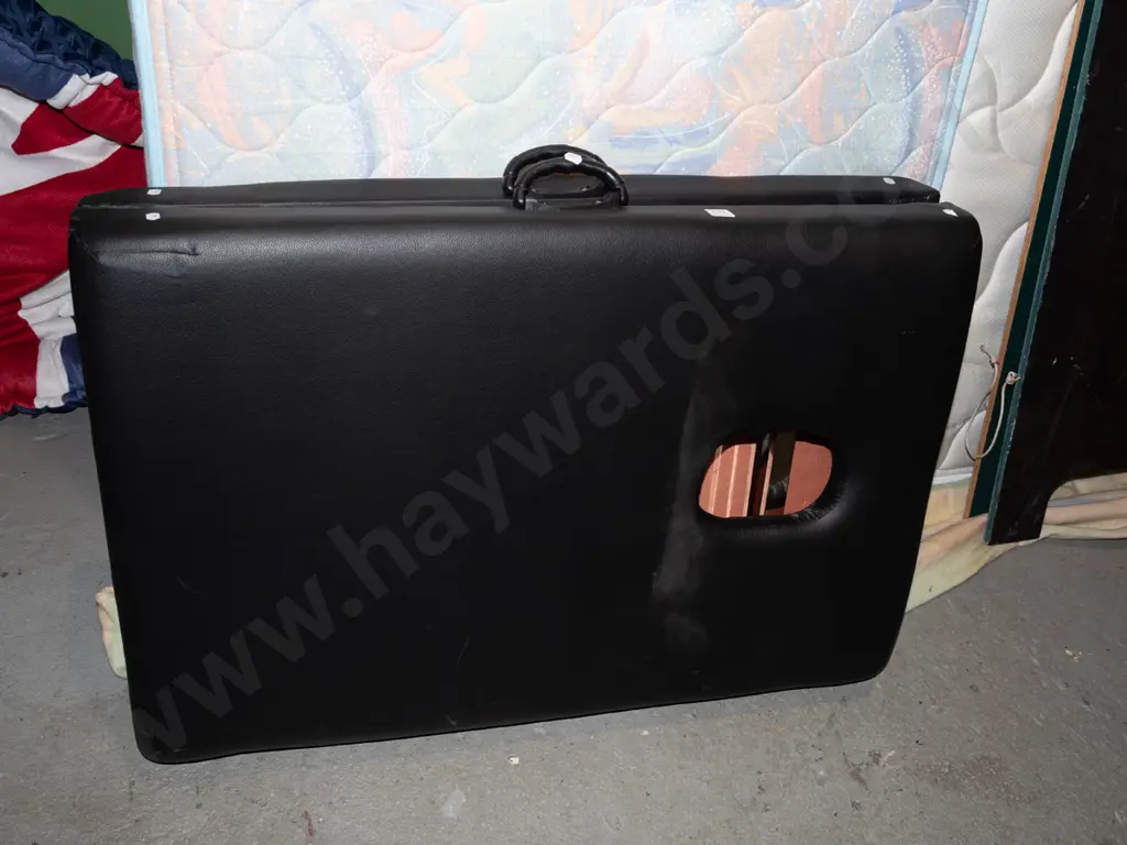 black vinyl massage table Image 1++