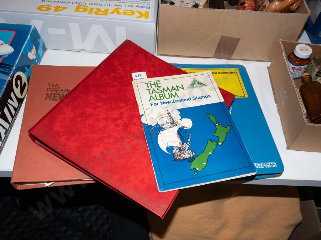 4x stamp albums Image 1++