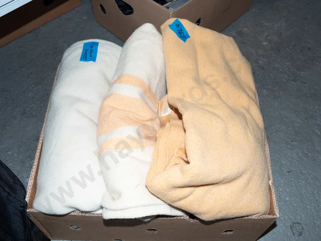 3x woollen blankets - some have marks Image 1++