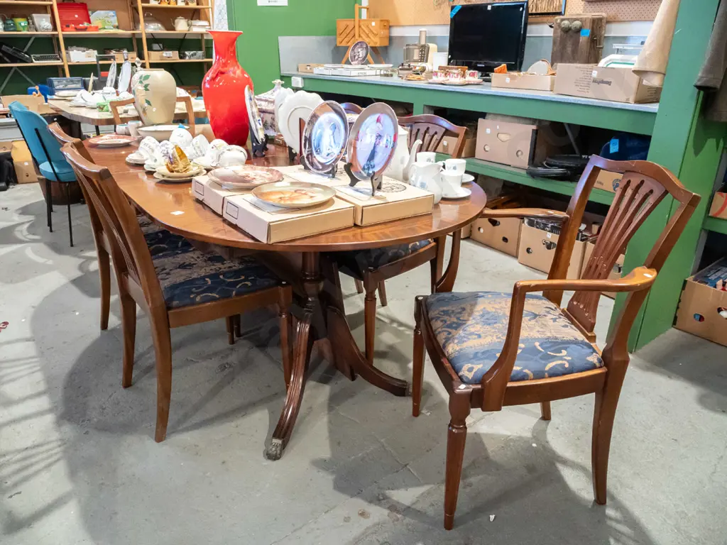 mahogany veneer extending dining table with 6 chairs - including 2 carvers, has additional leaf Image 1++