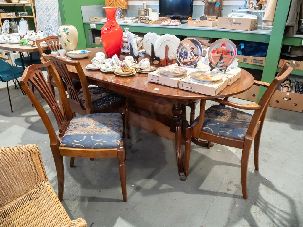 mahogany veneer extending dining table with 6 chairs - including 2 carvers, has additional leaf Image 1++