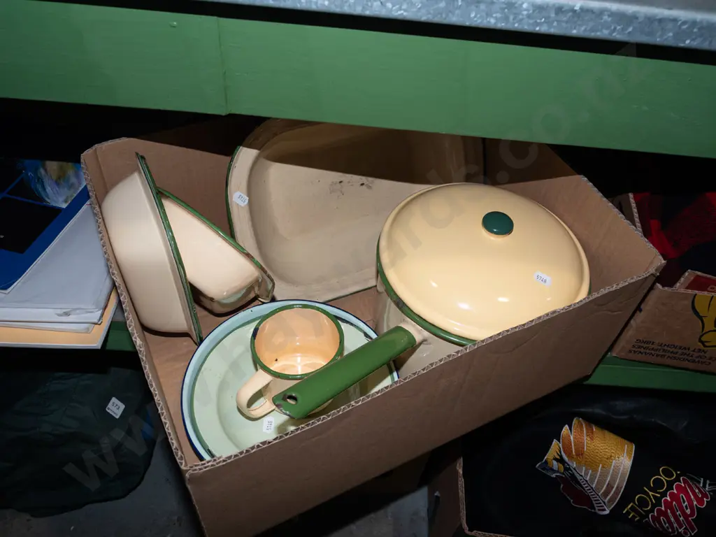 box; enamel pots, pan, bowl etc Image 1++