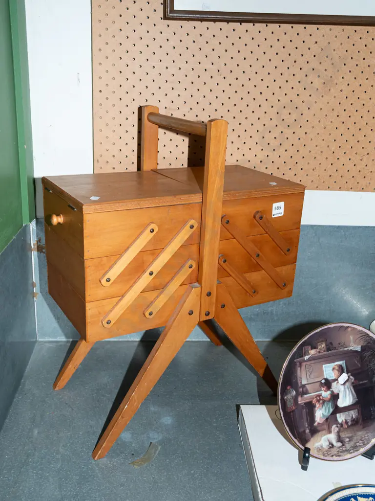 wooden sewing concertina Image 1++
