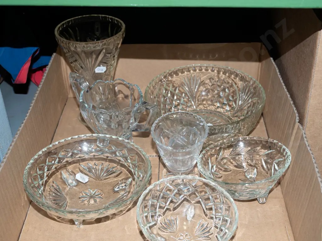 box; crystal bowls, vases etc Image 1++