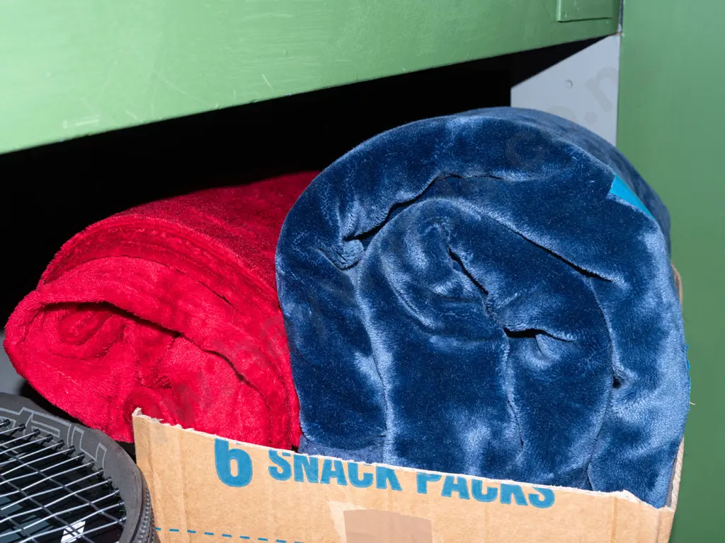 box; 2x synthetic blankets Image 1++