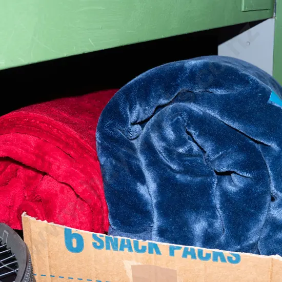 box; 2x synthetic blankets